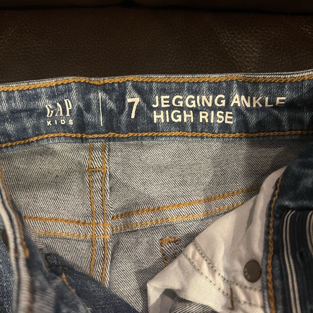 High-Rise Skinny Ankle Jeggings and blue cotton T with embroidered stars. - Picture 2 of 13
